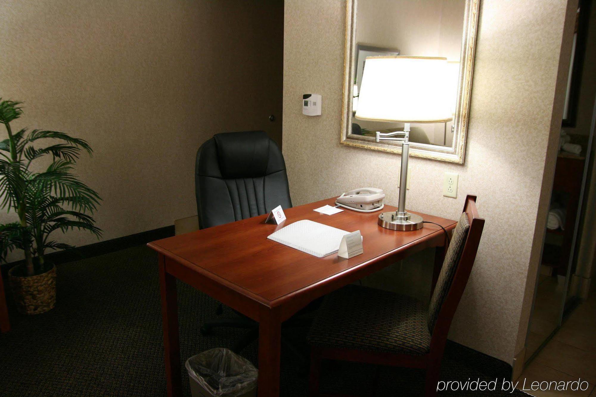 Hampton Inn & Suites Wilmington Room photo